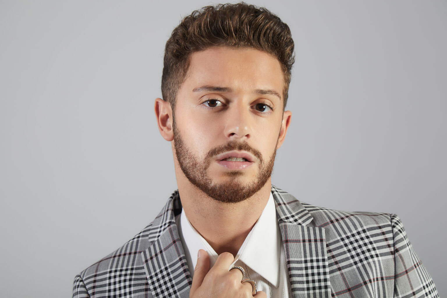 RUGGERO presenta su personal primer álbum de estudio, que lleva su