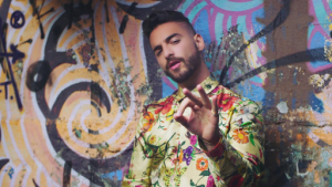 Acerca de Maluma Con tan solo veintitrés años de edad, Juan Luis Londoño, mejor conocido por su nombre artístico Maluma (compuesto por las primeras letras de los nombres de su madre, su padre y su hermana) se ha convertido en uno de los jóvenes artistas de mayor impacto en la música urbana y el ídolo juvenil de la música latina. Maluma es uno de los cantantes más populares con fans activos en las redes sociales y el líder entre cantantes masculinos latinos con más de 30 millones de seguidores en Instagram. Esta cifra se le suma a más de 23 millones de fans en Facebook, 4.2 millones en Twitter, y más de 10 millones de suscriptores en su canal de YouTube. En el 2015, Maluma lanzó su segundo álbum Pretty Boy Dirty Boy bajo la discográfica Sony Music US Latin, el cual debutó en el #1. En su primer año y medio en el mercado estadounidense tuvo cinco canciones #1 en el listado "Latin Songs" de Billboard. Es el artista más joven en simultáneamente obtener canciones #1 y #2 en el listado "Latin Airplay" de Billboard ("Sin Contrato" y "Chantaje") y solamente el sexto en logarlo.